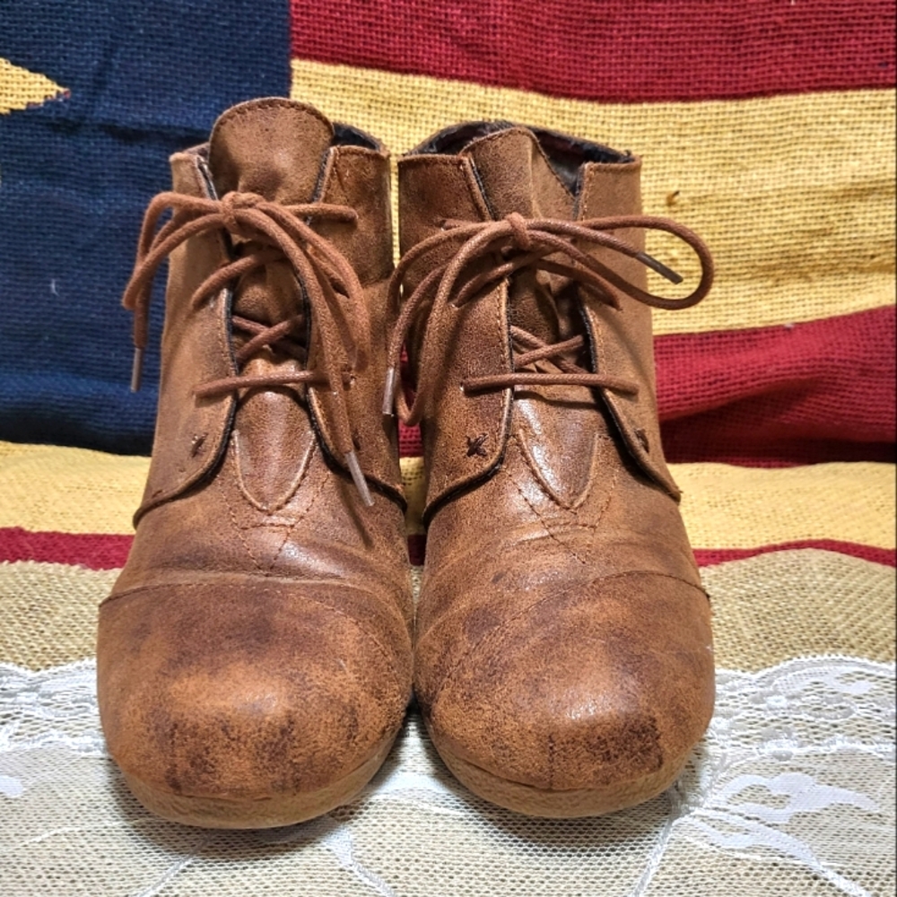 Maurice's wedge ankle booties size 8